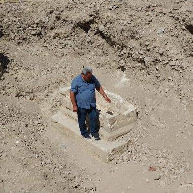 Sağlık ocağı inşaatında ilginç buluntu! Mersin'de Lahit mezar ortaya çıktı