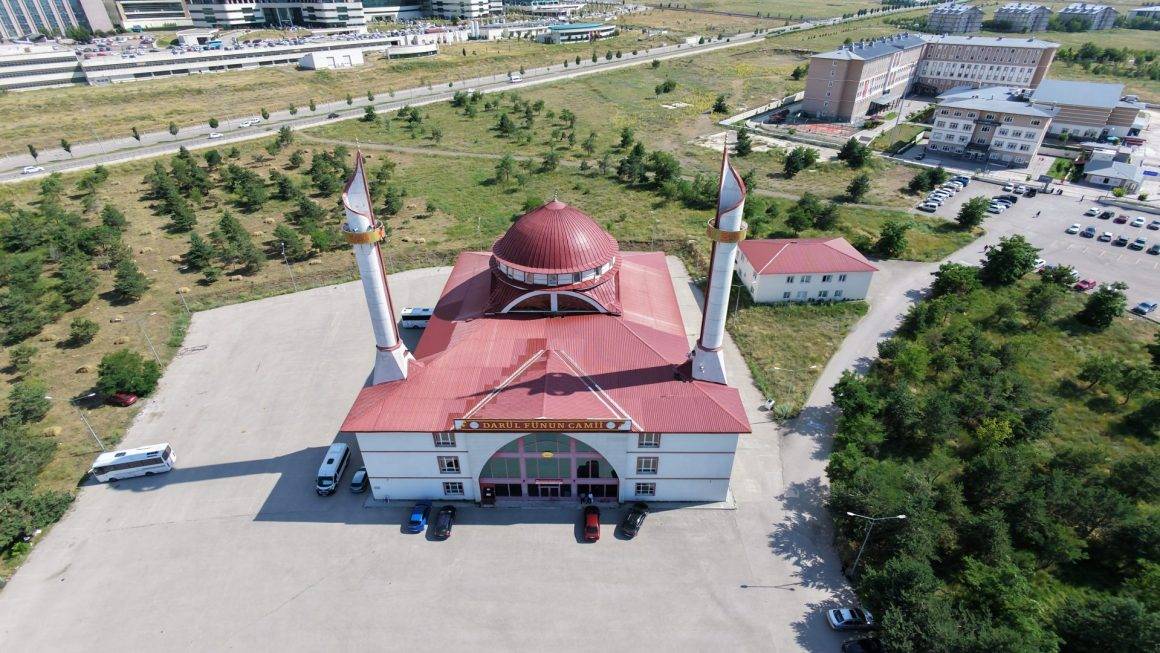 Üniversite kampüsündeki camide ilginç detay: Kalem minaresi görenleri şaşırtıyor