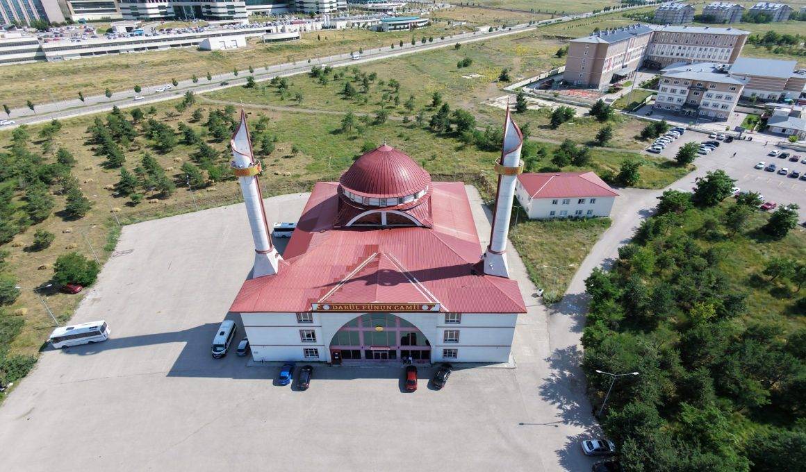 Üniversite kampüsündeki camide ilginç detay: Kalem minaresi görenleri şaşırtıyor