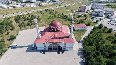 Üniversite kampüsündeki camide ilginç detay: Kalem minaresi görenleri şaşırtıyor