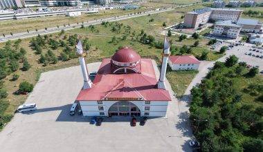 Üniversite kampüsündeki camide ilginç detay: Kalem minaresi görenleri şaşırtıyor