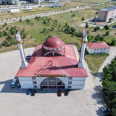 Üniversite kampüsündeki camide ilginç detay: Kalem minaresi görenleri şaşırtıyor