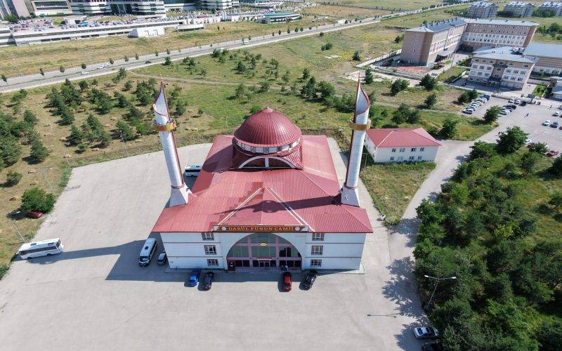 Üniversite kampüsündeki camide ilginç detay: Kalem minaresi görenleri şaşırtıyor