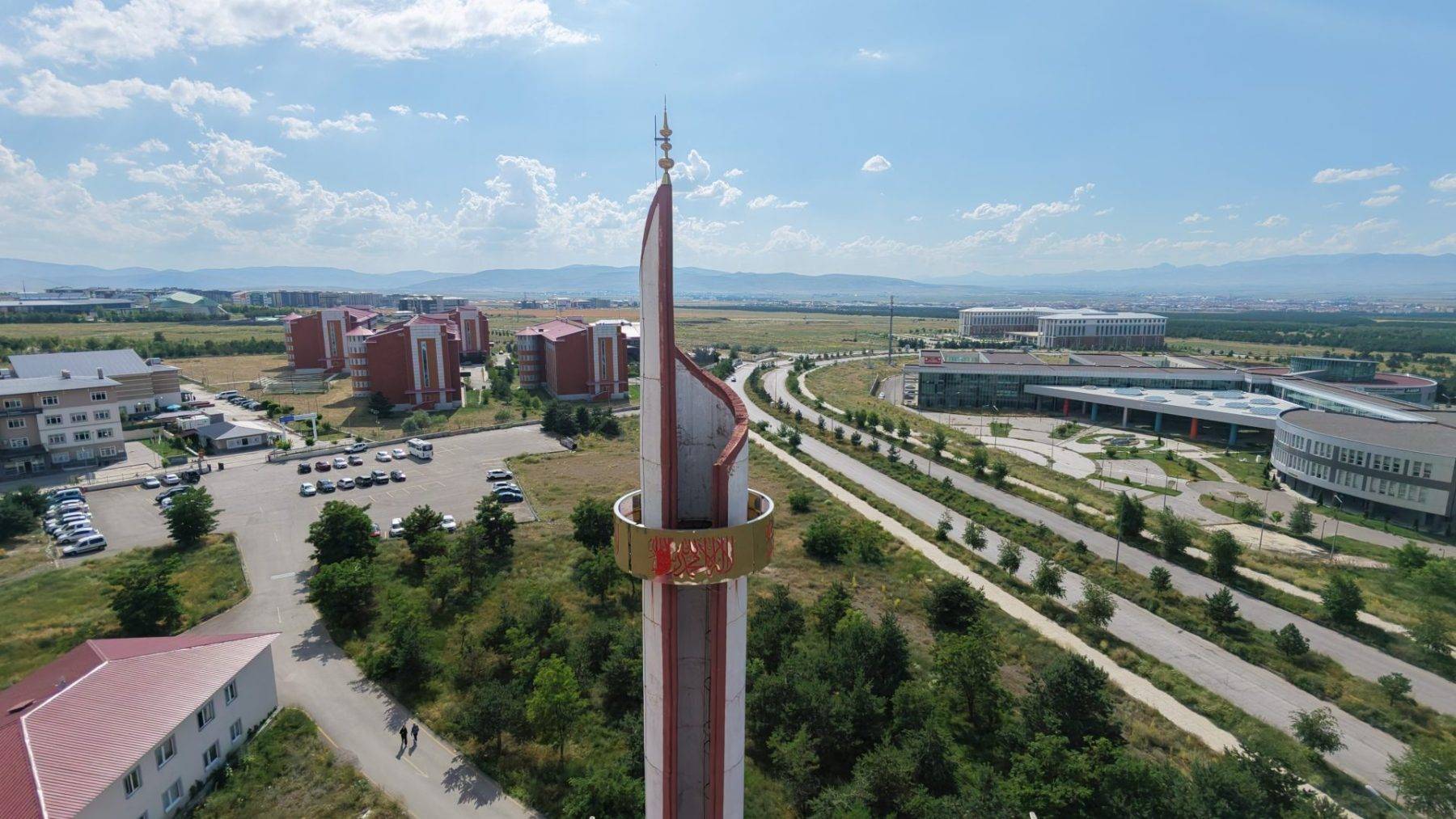 Üniversite kampüsündeki camide ilginç detay: Kalem minaresi görenleri şaşırtıyor