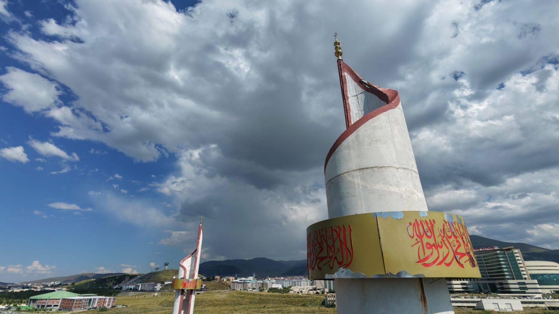 Üniversite kampüsündeki camide ilginç detay: Kalem minaresi görenleri şaşırtıyor