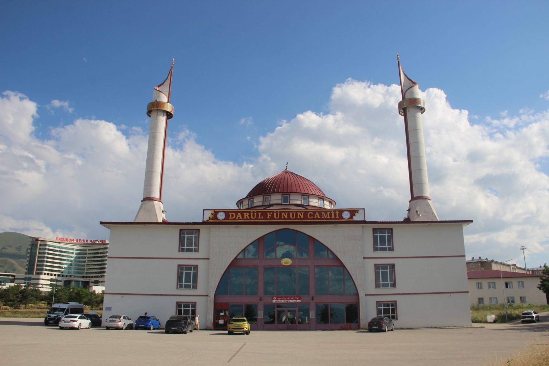 Üniversite kampüsündeki camide ilginç detay: Kalem minaresi görenleri şaşırtıyor