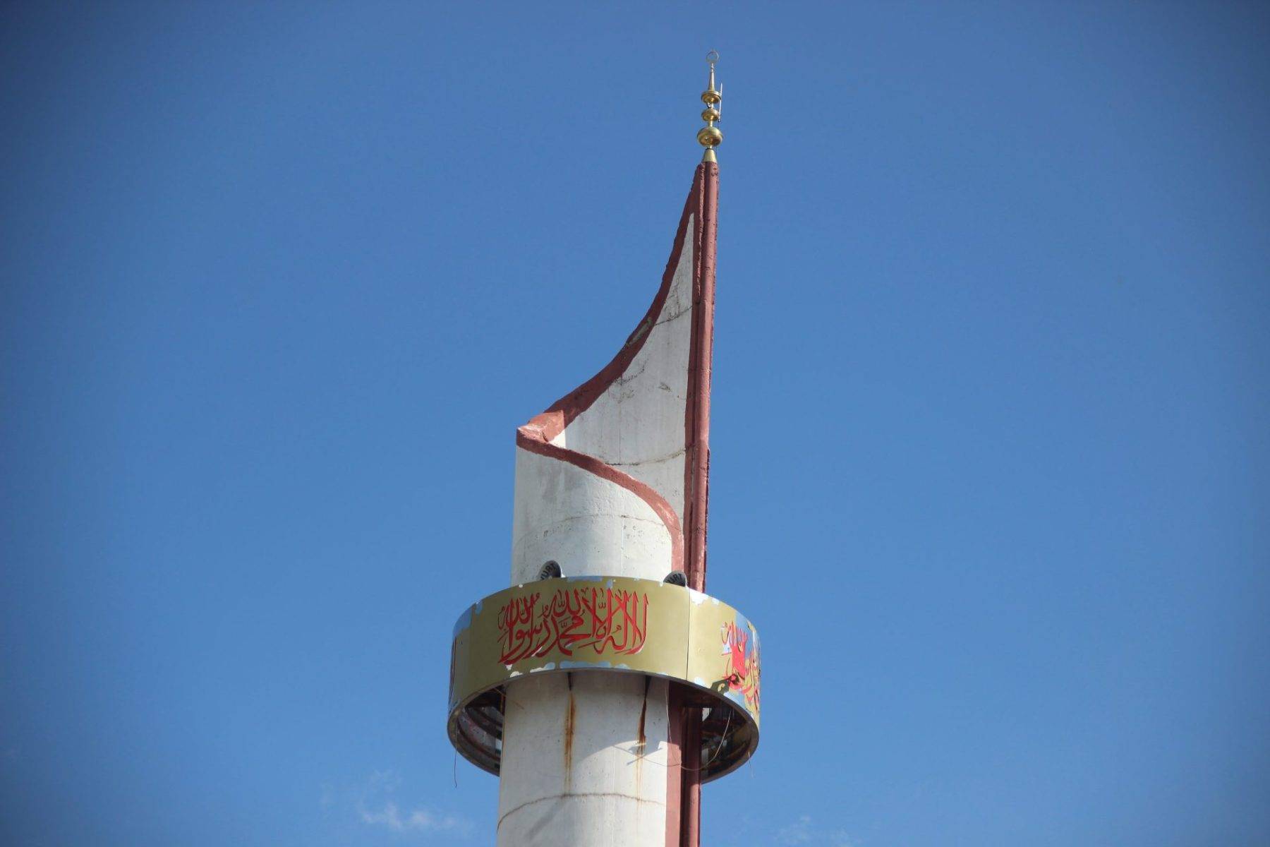 Üniversite kampüsündeki camide ilginç detay: Kalem minaresi görenleri şaşırtıyor