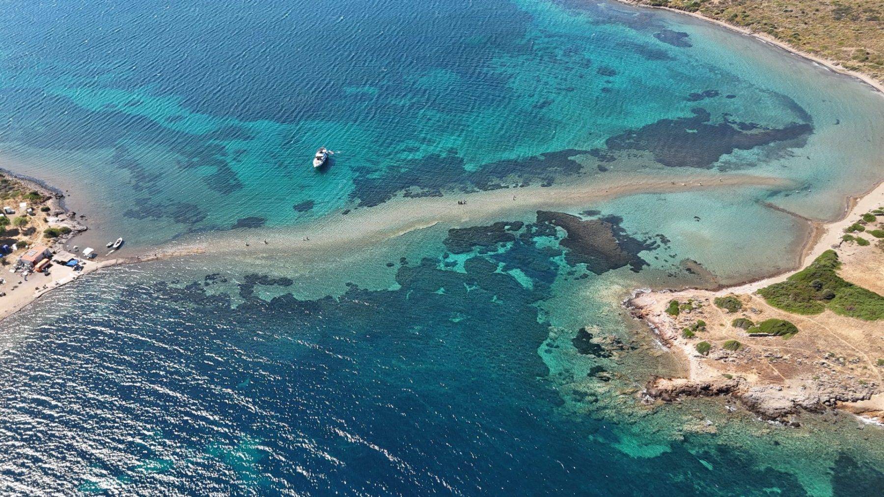 İki ada arasını yürüyerek geçiyorlar! Balıkesir'in Yalancı Boğaz'ı turistleri cezbediyor