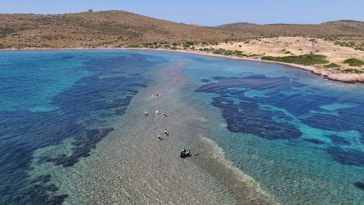 İki ada arasını yürüyerek geçiyorlar! Balıkesir'in Yalancı Boğaz'ı turistleri cezbediyor