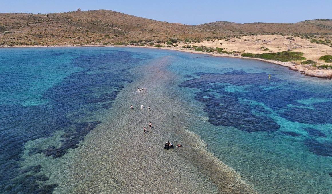 İki ada arasını yürüyerek geçiyorlar! Balıkesir'in Yalancı Boğaz'ı turistleri cezbediyor