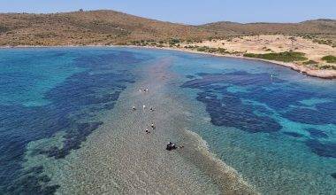 İki ada arasını yürüyerek geçiyorlar! Balıkesir'in Yalancı Boğaz'ı turistleri cezbediyor