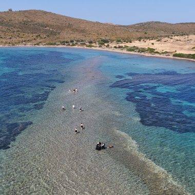 İki ada arasını yürüyerek geçiyorlar! Balıkesir'in Yalancı Boğaz'ı turistleri cezbediyor