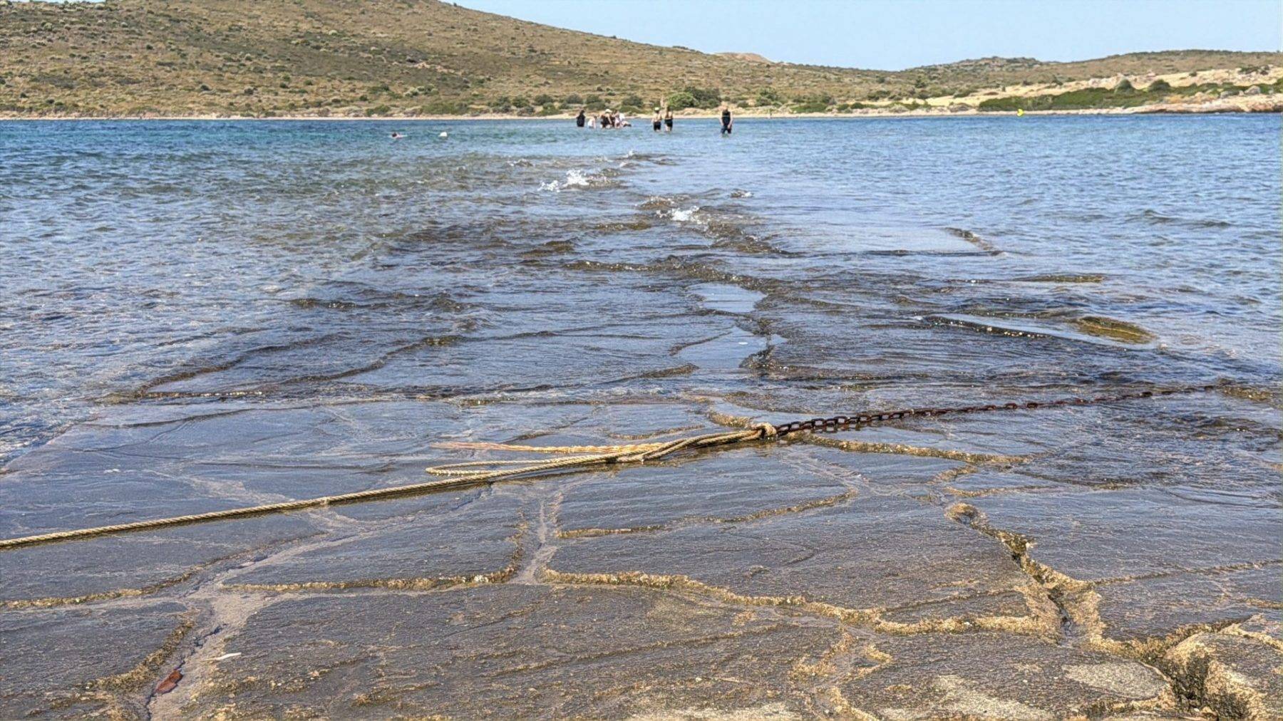 İki ada arasını yürüyerek geçiyorlar! Balıkesir'in Yalancı Boğaz'ı turistleri cezbediyor
