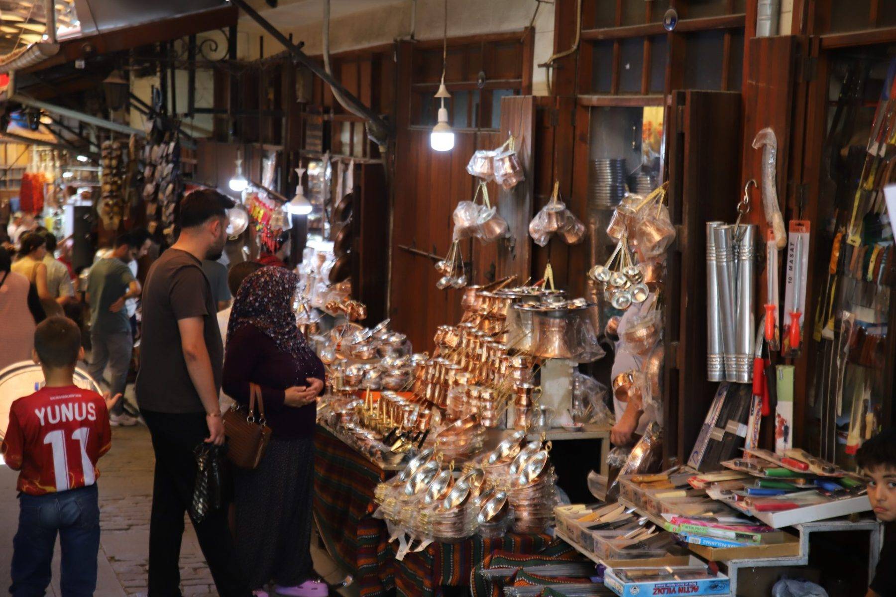 Kavurucu sıcaklar durduramadı! Gaziantep'in Bakırcılar Çarşısı doldu taştı