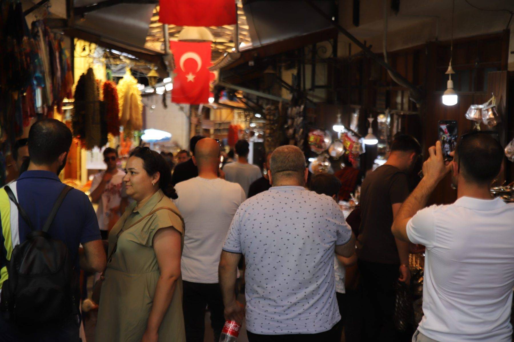 Kavurucu sıcaklar durduramadı! Gaziantep'in Bakırcılar Çarşısı doldu taştı