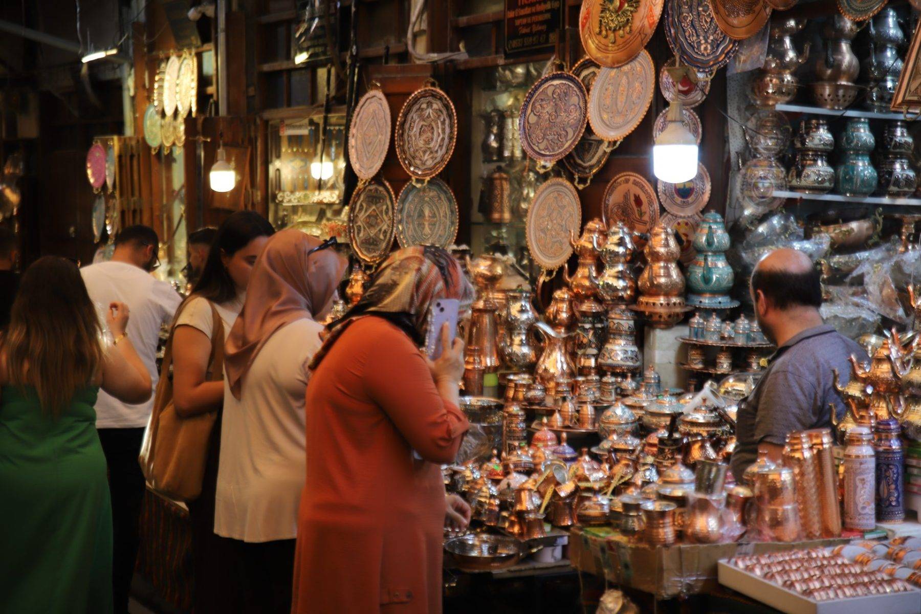 Kavurucu sıcaklar durduramadı! Gaziantep'in Bakırcılar Çarşısı doldu taştı