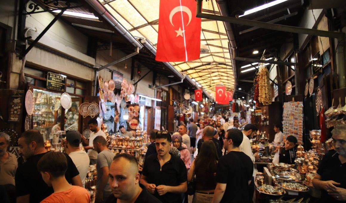 Kavurucu sıcaklar durduramadı! Gaziantep'in Bakırcılar Çarşısı doldu taştı