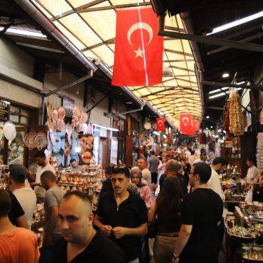 Kavurucu sıcaklar durduramadı! Gaziantep'in Bakırcılar Çarşısı doldu taştı