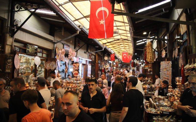 Kavurucu sıcaklar durduramadı! Gaziantep'in Bakırcılar Çarşısı doldu taştı
