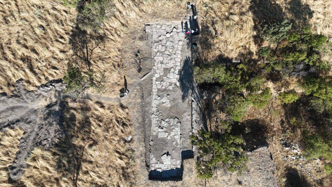 Troya Ören Yeri'nde Roma mitolojilerindeki cadde gün yüzüne çıkarılıyor