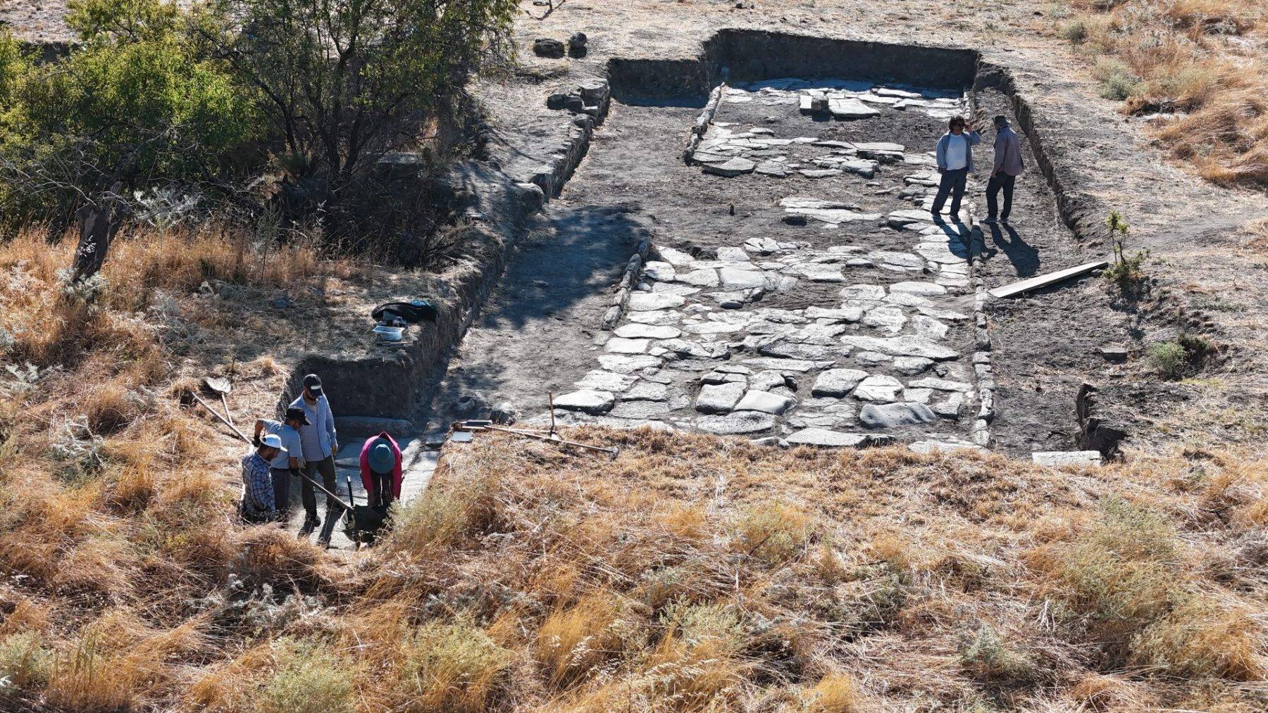 Troya Ören Yeri'nde Roma mitolojilerindeki cadde gün yüzüne çıkarılıyor