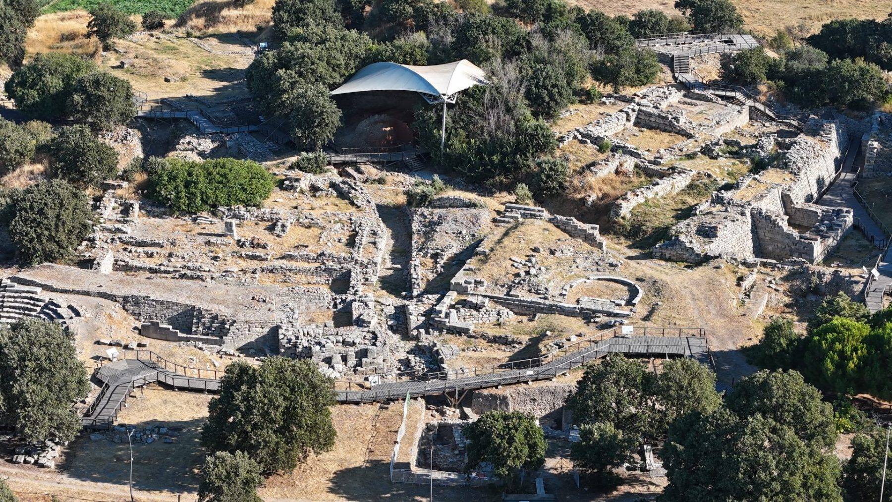 Troya Ören Yeri'nde Roma mitolojilerindeki cadde gün yüzüne çıkarılıyor