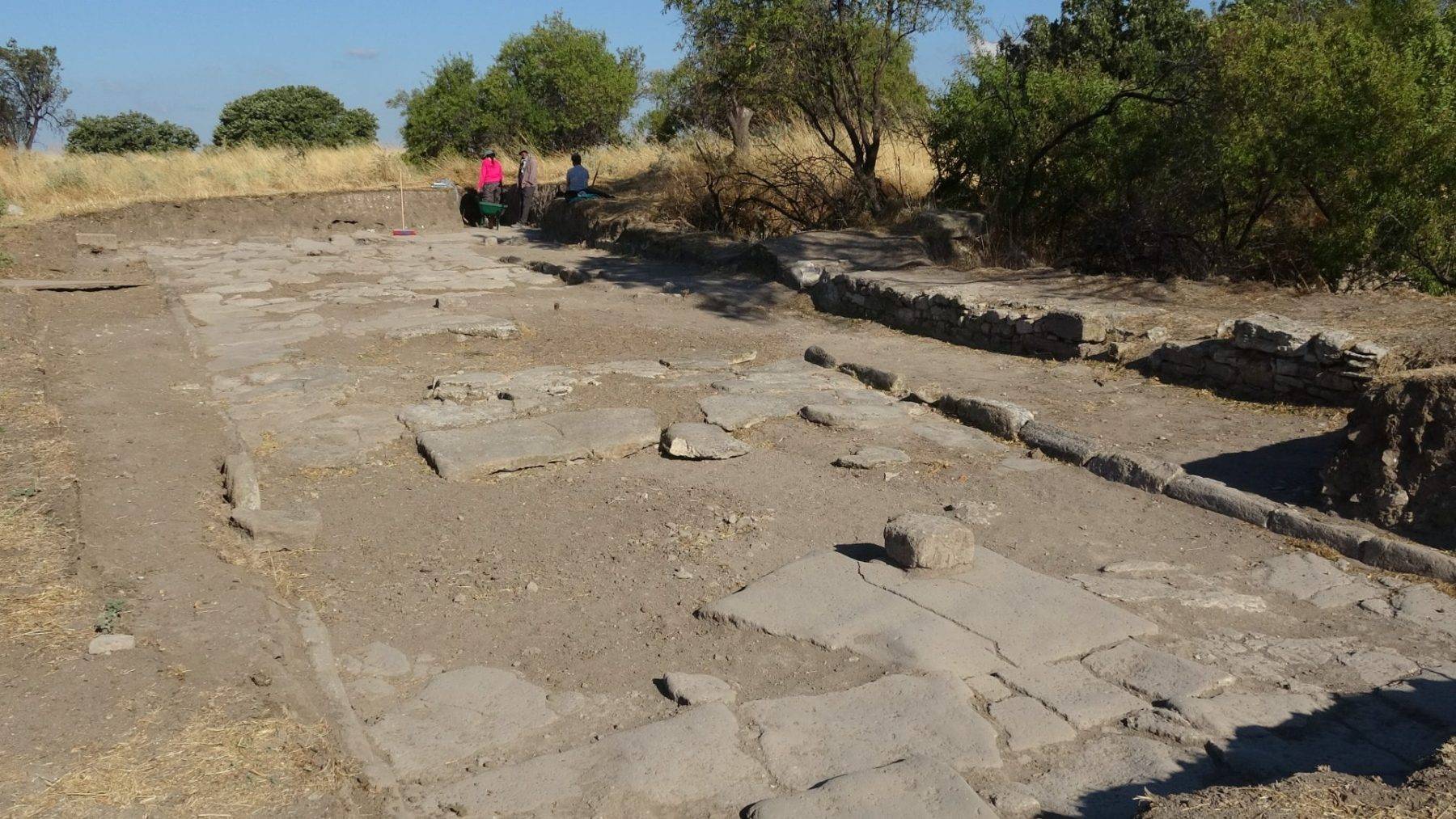 Troya Ören Yeri'nde Roma mitolojilerindeki cadde gün yüzüne çıkarılıyor
