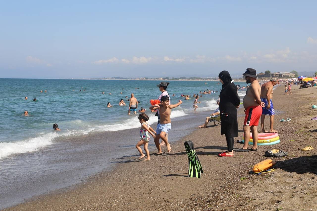 Nüfusu yaz aylarında 3 katına çıkıyor! Karasu plajlarının güzelliği dilden dile yayılıyor