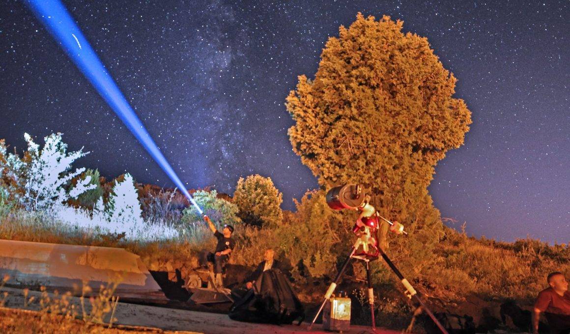 Zifiri karanlıkta buluştular: Perseid meteor yağmuru görsel şölen sundu