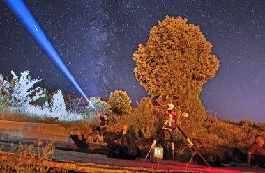 Zifiri karanlıkta buluştular: Perseid meteor yağmuru görsel şölen sundu