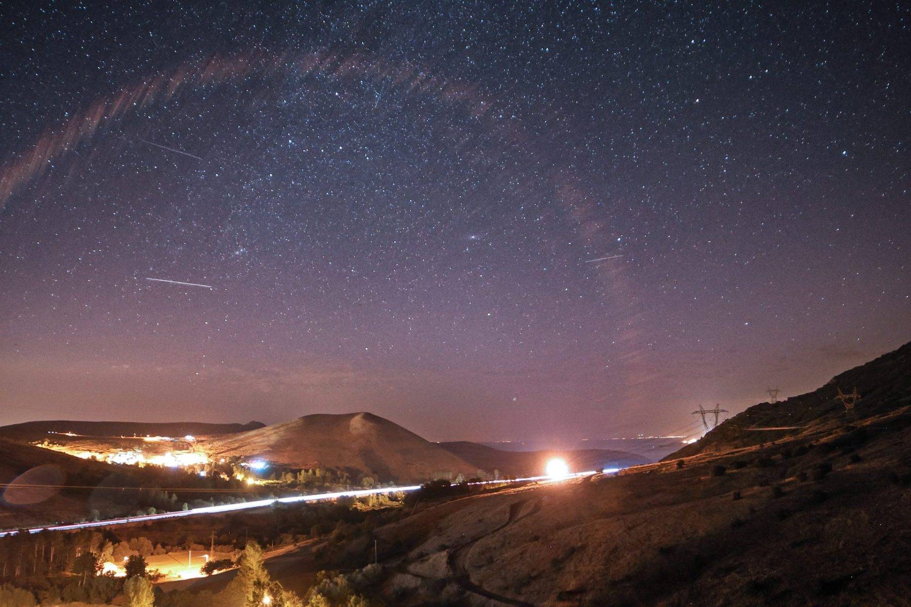 Zifiri karanlıkta buluştular: Perseid meteor yağmuru görsel şölen sundu