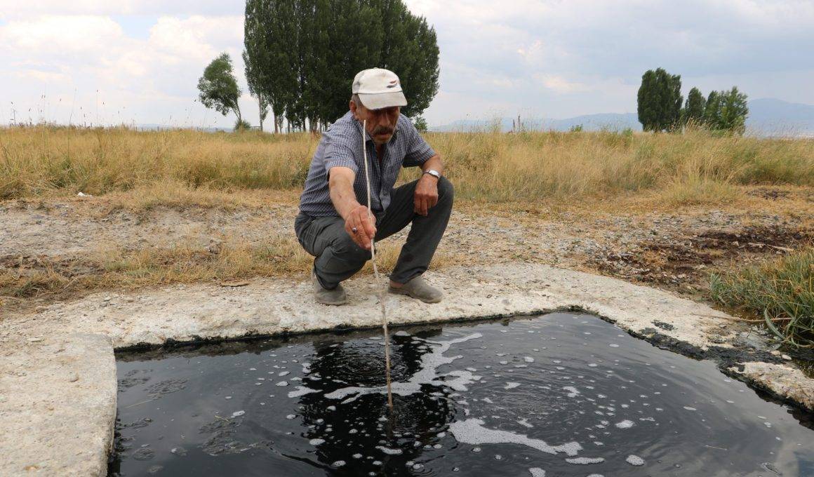 Kuyudan çıkan köpükler yanıyor! Erzurum’un merak uyandıran su kaynağı