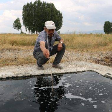 Kuyudan çıkan köpükler yanıyor! Erzurum’un merak uyandıran su kaynağı