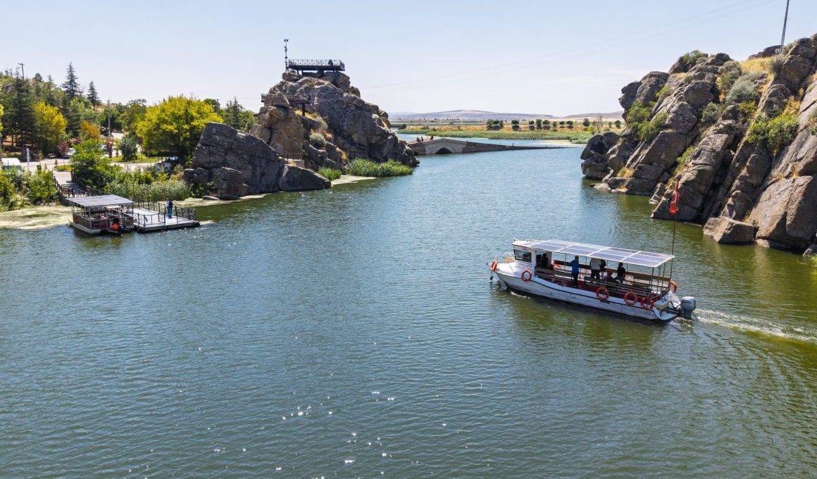 Kırıkkale'de bozkırın ortasındaki tekne turları Selçuklu yadigarı Çeşnigir Köprüsü ile taçlanıyor