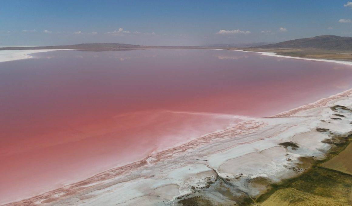 Türkiye’nin en büyük ikinci gölü olan Tuz Gölü, özellikle yaz mevsiminde büründüğü pembe rengiyle hem eşine zor rastlanır bir deneyim yaşamak isteyenler hem de şifa arayanlar tarafından yoğun ilgi görüyor.