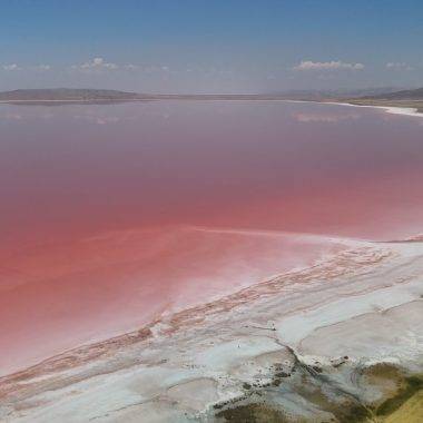 Türkiye’nin en büyük ikinci gölü olan Tuz Gölü, özellikle yaz mevsiminde büründüğü pembe rengiyle hem eşine zor rastlanır bir deneyim yaşamak isteyenler hem de şifa arayanlar tarafından yoğun ilgi görüyor.