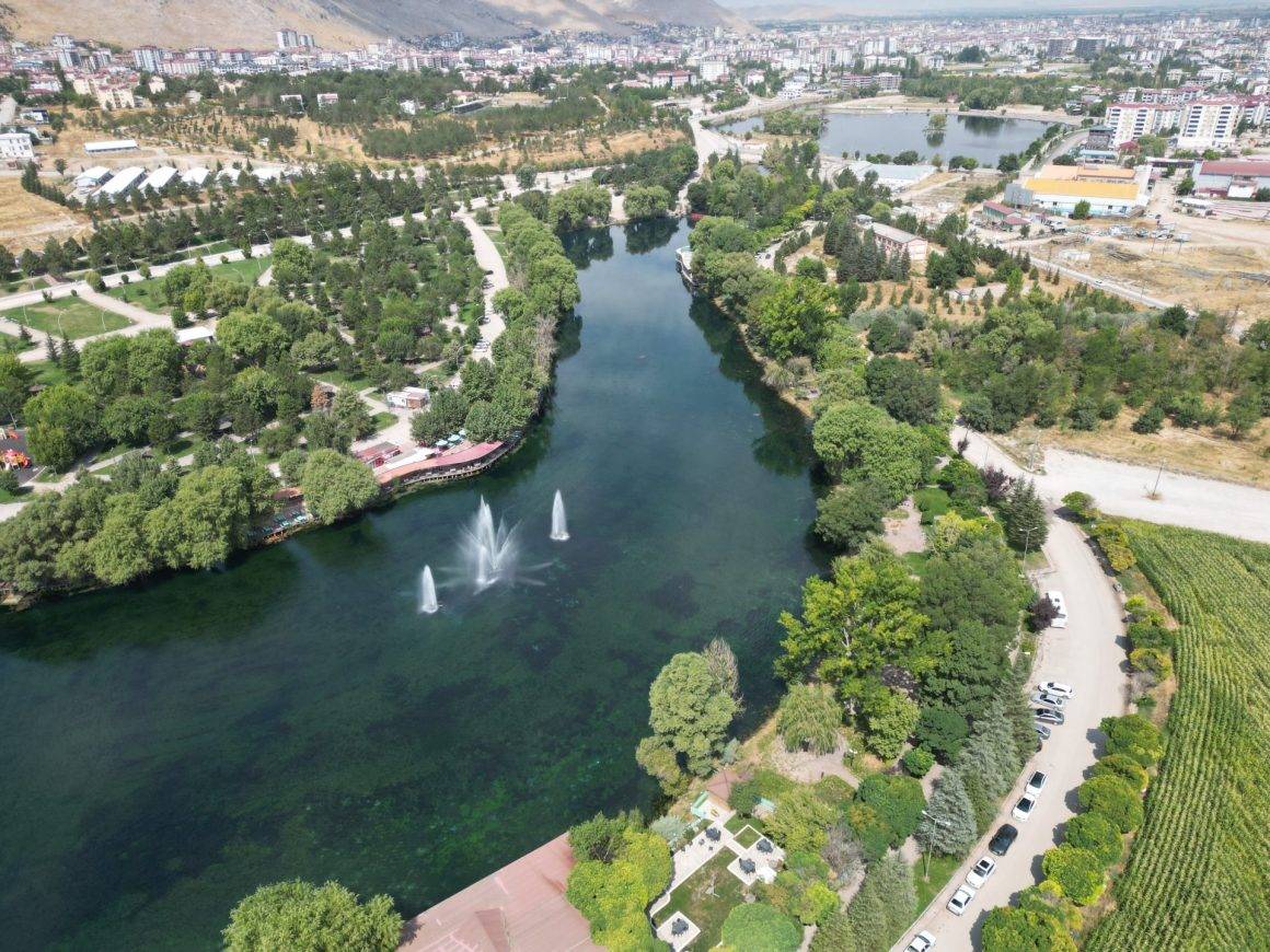 Ceyhan Nehri'nin doğdu yer Pınarbaşı, her mevsim farklı bir manzara bürünüyor