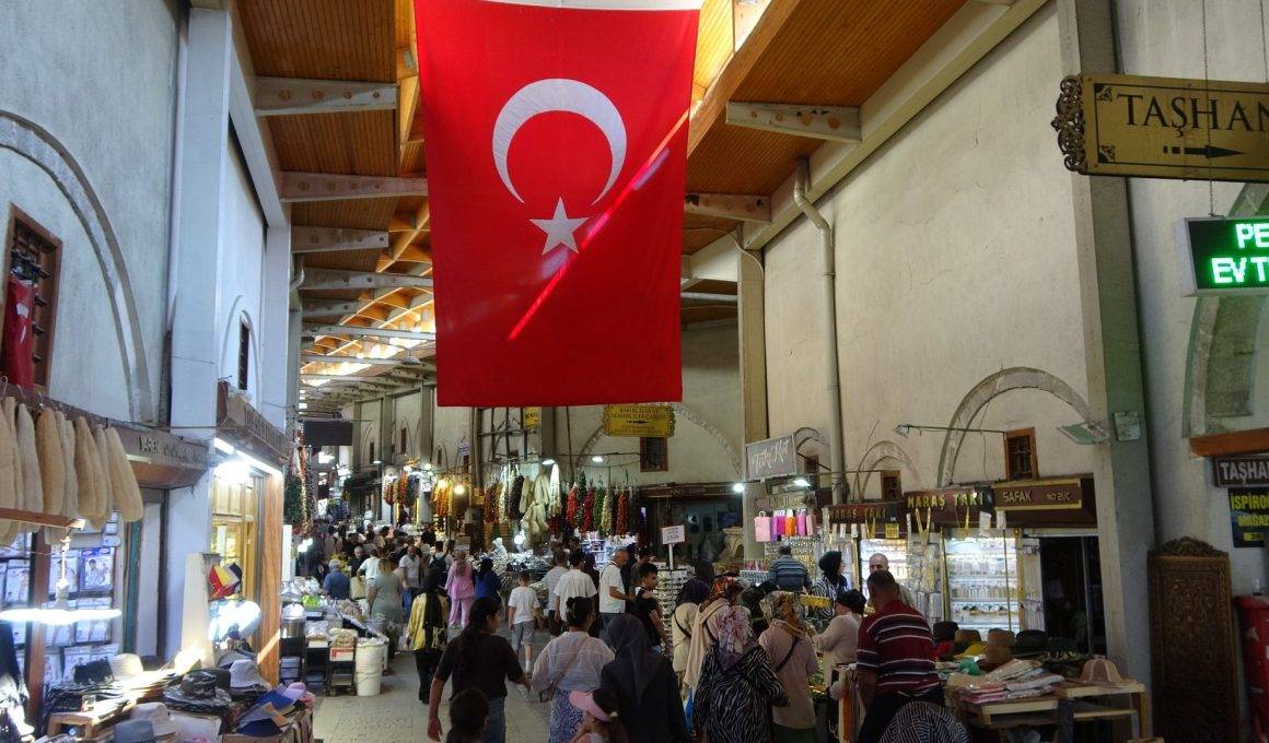 Depremin izleri silindi: Kahramanmaraş’ta tarihi çarşılar hareketleniyor