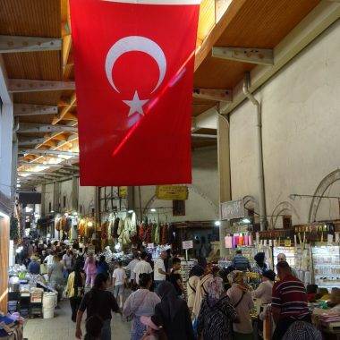 Depremin izleri silindi: Kahramanmaraş’ta tarihi çarşılar hareketleniyor