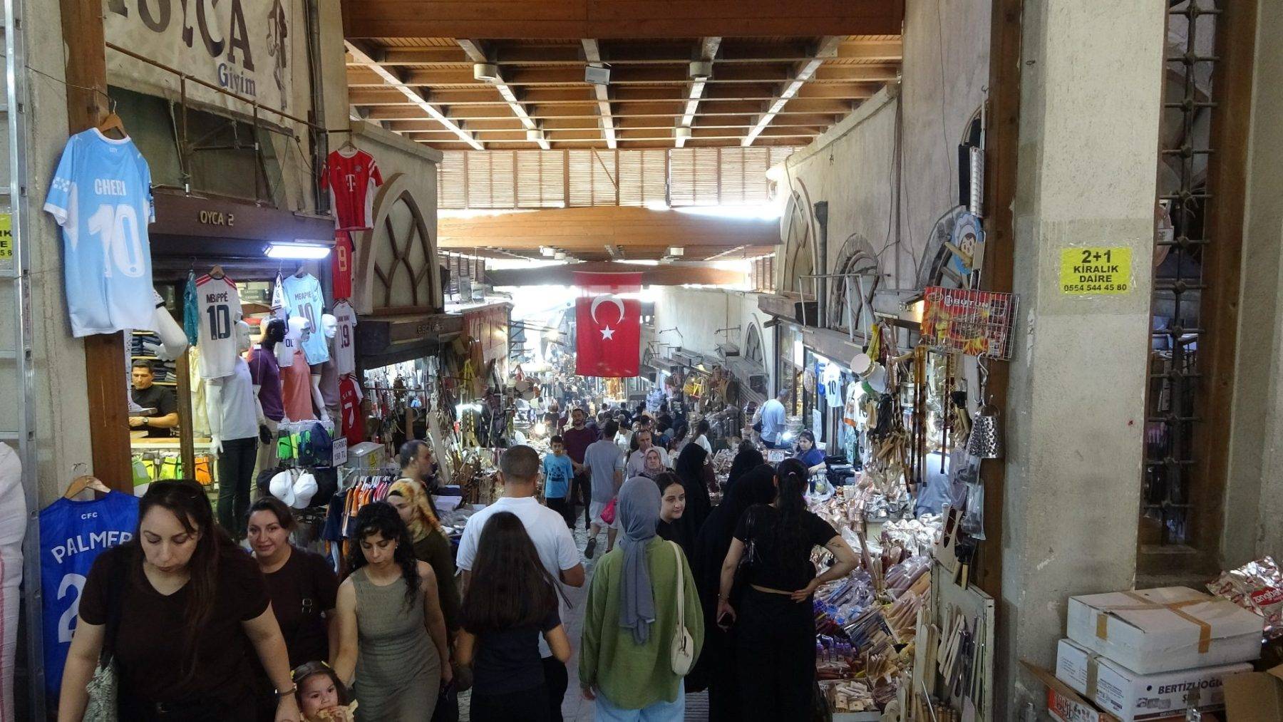 Depremin izleri silindi: Kahramanmaraş’ta tarihi çarşılar hareketleniyor