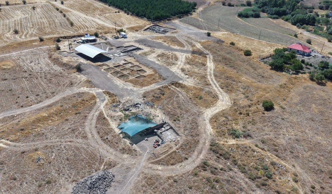 Tarlada fidan dikerken bulunmuştu: Elazığ'da hamam, kilise ve çocuk mezarı ortaya çıkarıldı