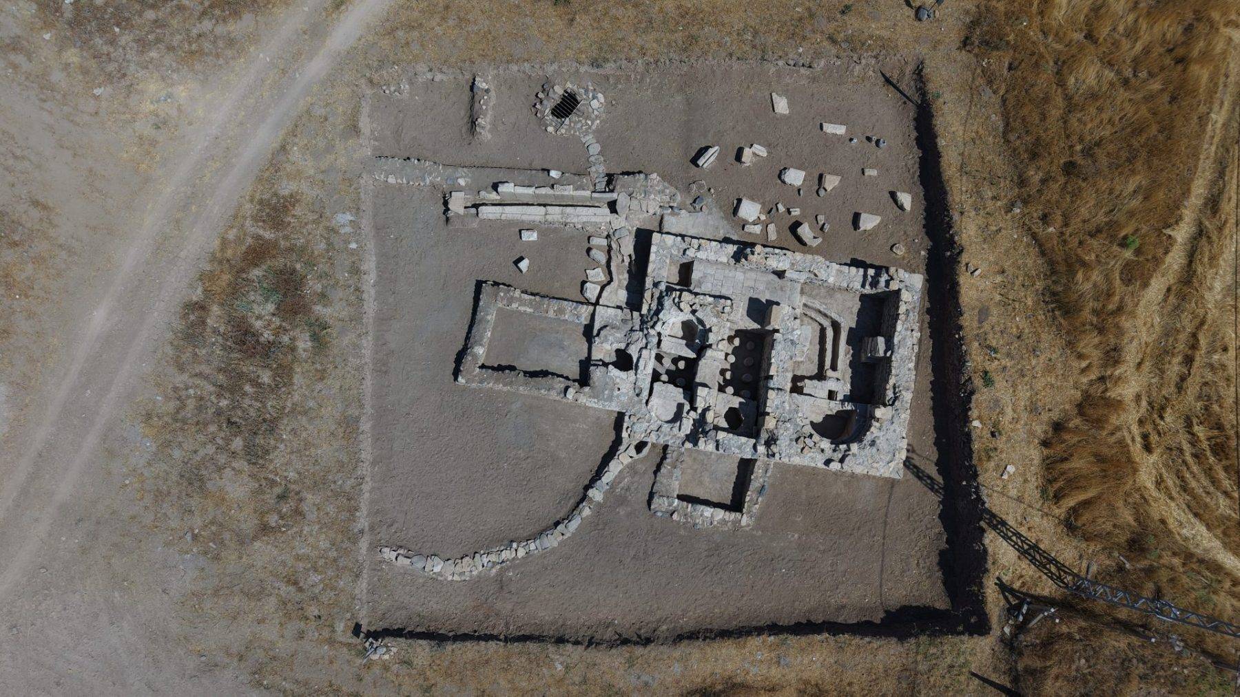 Tarlada fidan dikerken bulunmuştu: Elazığ'da hamam, kilise ve çocuk mezarı ortaya çıkarıldı