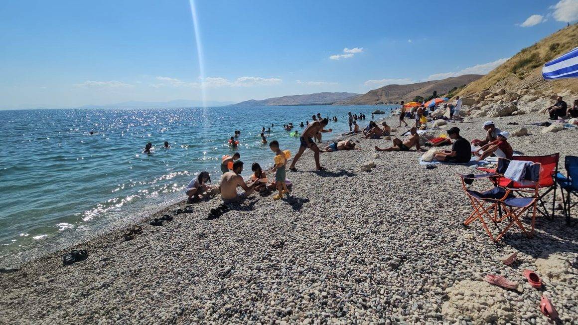 Van Gölü'nün sodalı sularına ilgi yoğun: Adilcevaz sahilleri doldu taştı