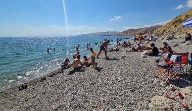 Van Gölü'nün sodalı sularına ilgi yoğun: Adilcevaz sahilleri doldu taştı