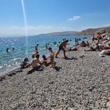 Van Gölü'nün sodalı sularına ilgi yoğun: Adilcevaz sahilleri doldu taştı