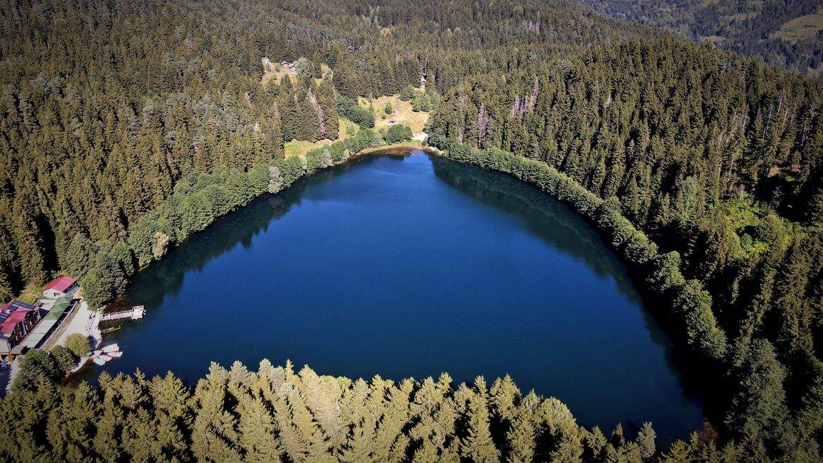 Karadeniz’in kalbi Karagöl manzarasıyla görenleri büyülüyor