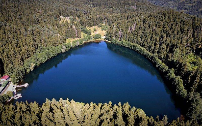Karadeniz’in kalbi Karagöl manzarasıyla görenleri büyülüyor