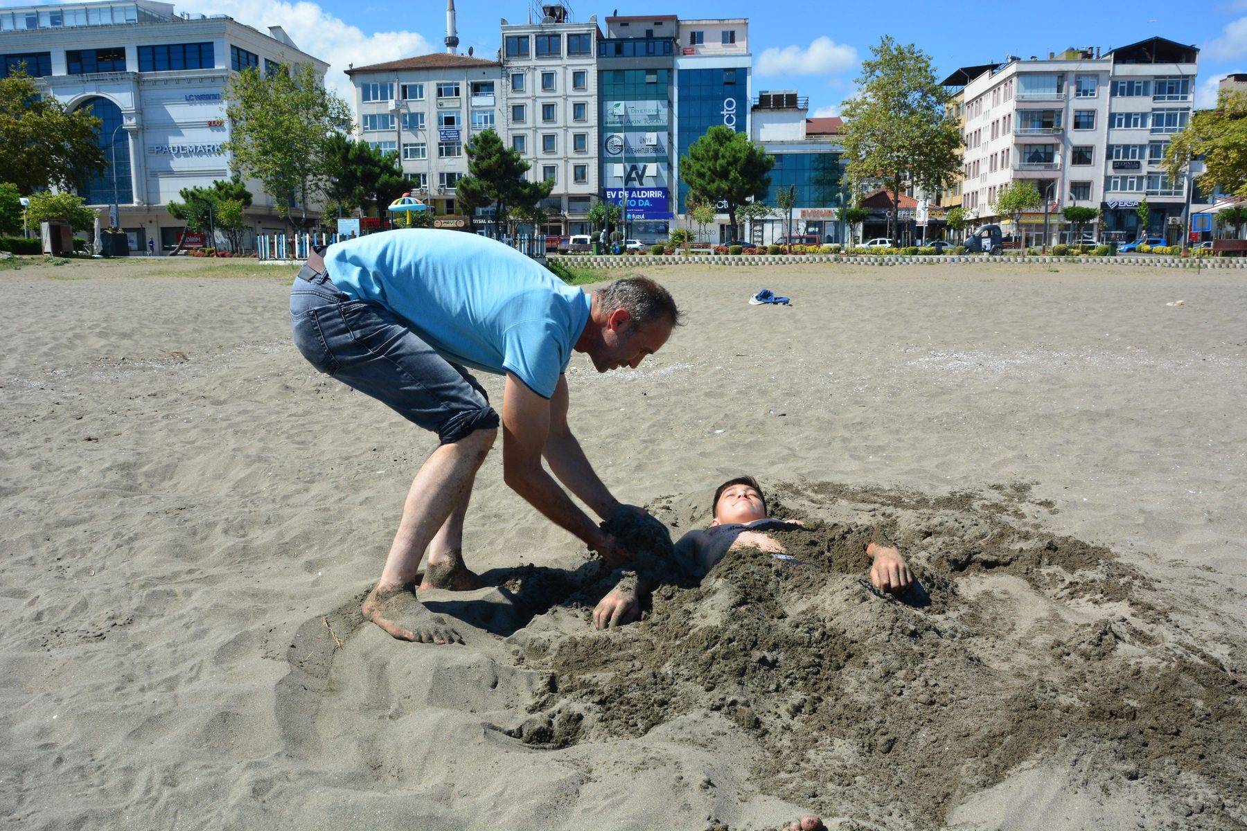 Karadeniz'in siyah altını şifa yayıyor! Ordu'nun manyetik siyah kumuna yoğun ilgi