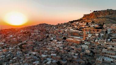 Gecesi ayrı gündüzü ayrı büyülüyor: Mardin havadan görüntülendi