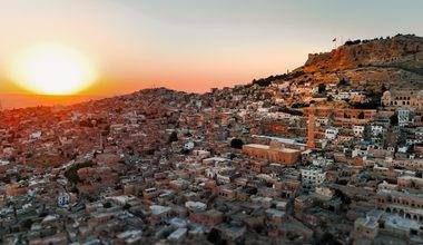 Gecesi ayrı gündüzü ayrı büyülüyor: Mardin havadan görüntülendi